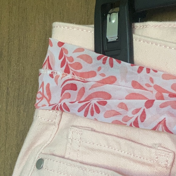 Croft & barrow pink jean mid rise Capri with floral scarf belt size 4 - Picture 6 of 17